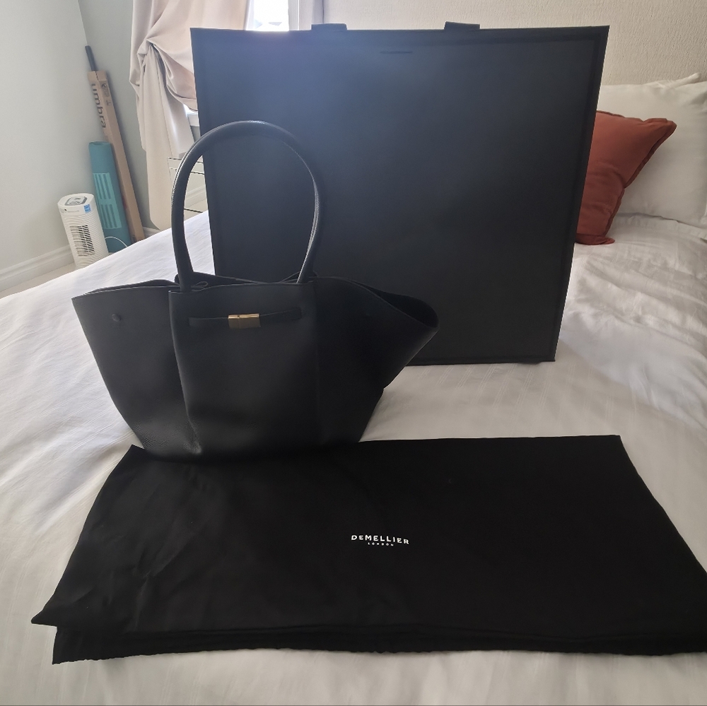 Used Once - DeMellier The New York. Incl. Shipping Bag and Duster